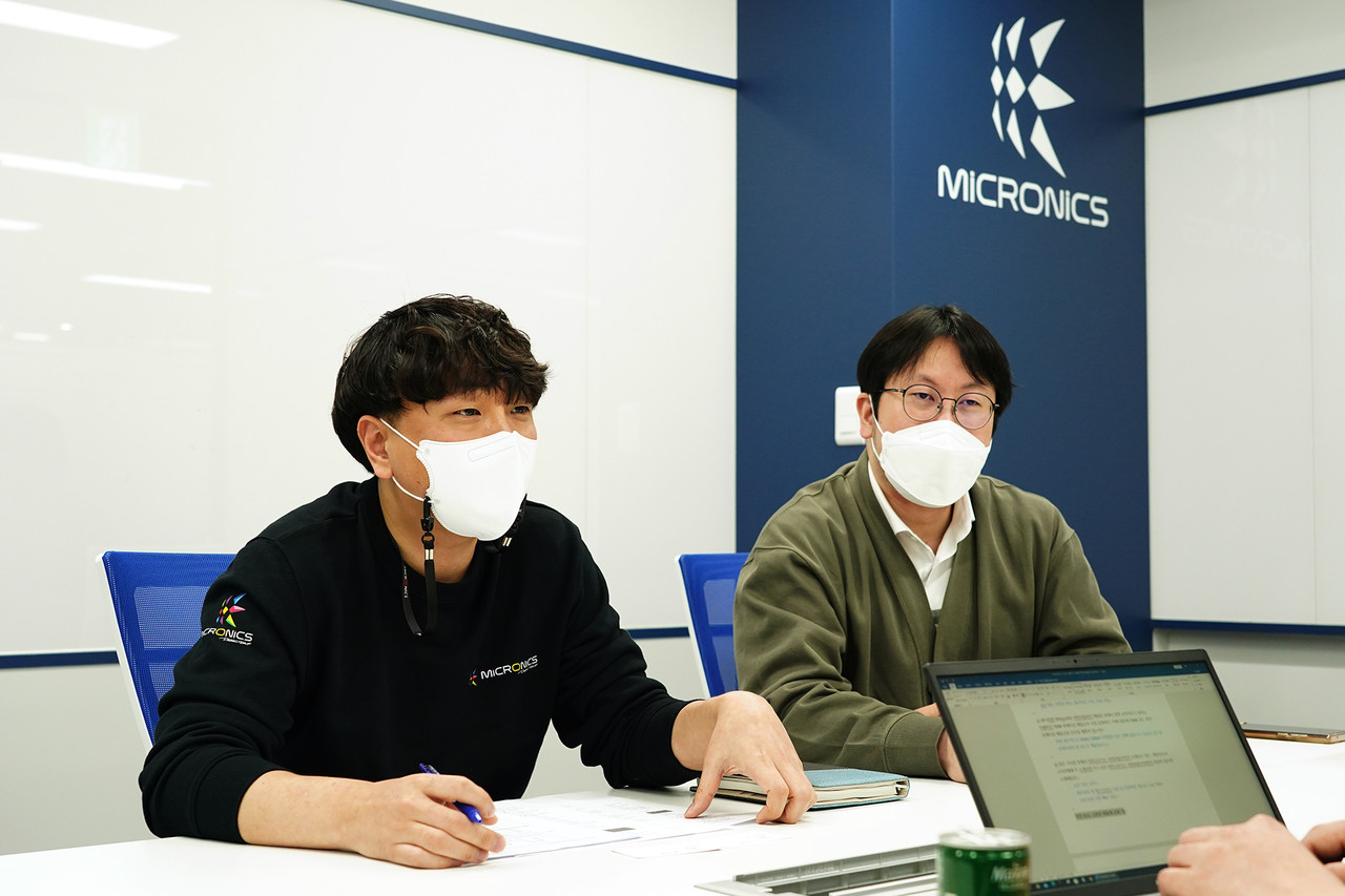 ▲ 마이크로닉스 기업부설연구소 임동현 수석연구원(왼쪽)과 마케팅 팀 강형석 사원(오른쪽)