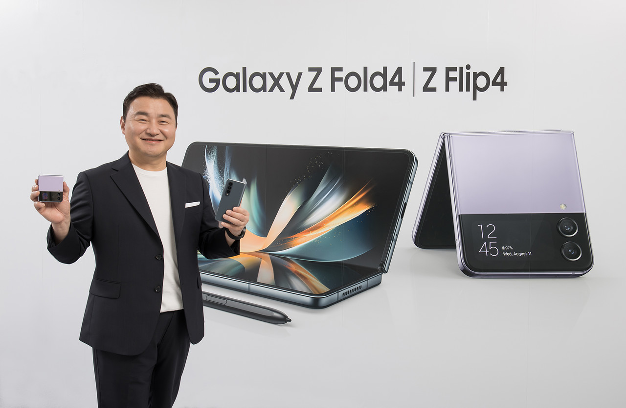▲ 10일(한국시간) '삼성 갤럭시 언팩 2022'(Samsung Galaxy Unpacked 2022: Unfold Your World)에서 삼성전자 MX사업부장 노태문 사장이 차세대 폴더블 스마트폰 '갤럭시 Z 플립4'와 '갤럭시 Z 폴드4'를 소개하고 있다.