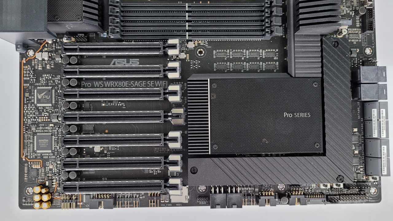 ▲ 128개의 PCIe 4.0 레인을 지원한다