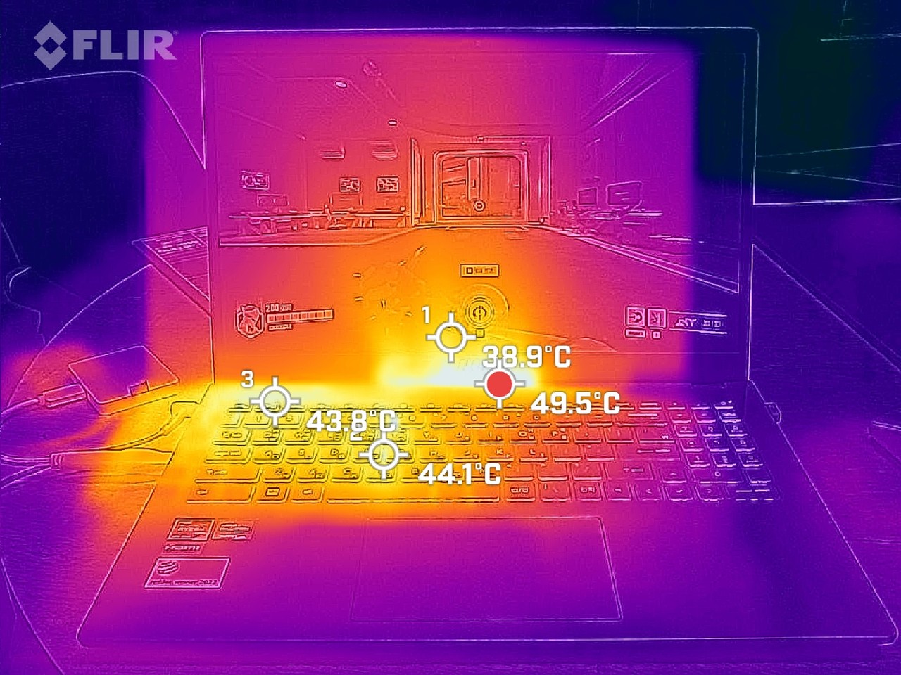 ▲ 노트북 온도는 키보드 상단 부분이 49.5도로 확인된다.