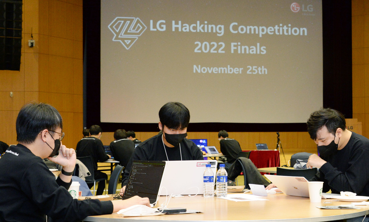 ▲ 서초R&D캠퍼스에서 모의 해킹 대회를 진행 중인 LG전자 임직원들