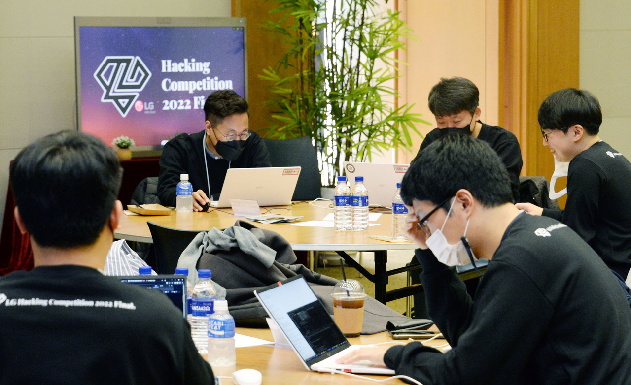 ▲ 서초R&D캠퍼스에서 모의 해킹 대회를 진행 중인 LG전자 임직원들