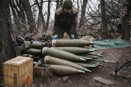 ▲ 우크라이나군이  155㎜ 포탄을 정리하고 있다(사진 = AFP)