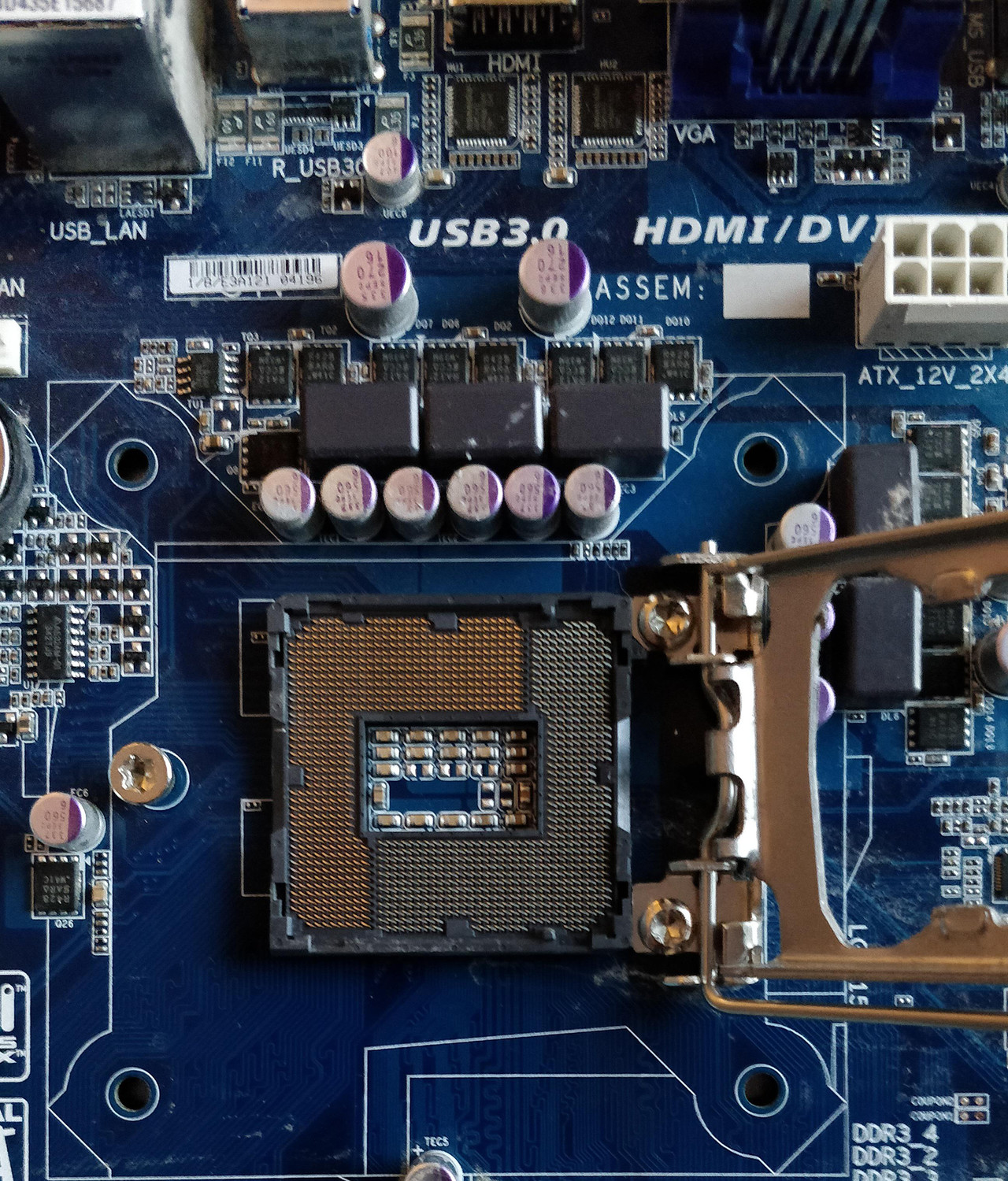 ▲ CPU 소켓 주변에는 전원부 관련 칩셋이 위치해 있다