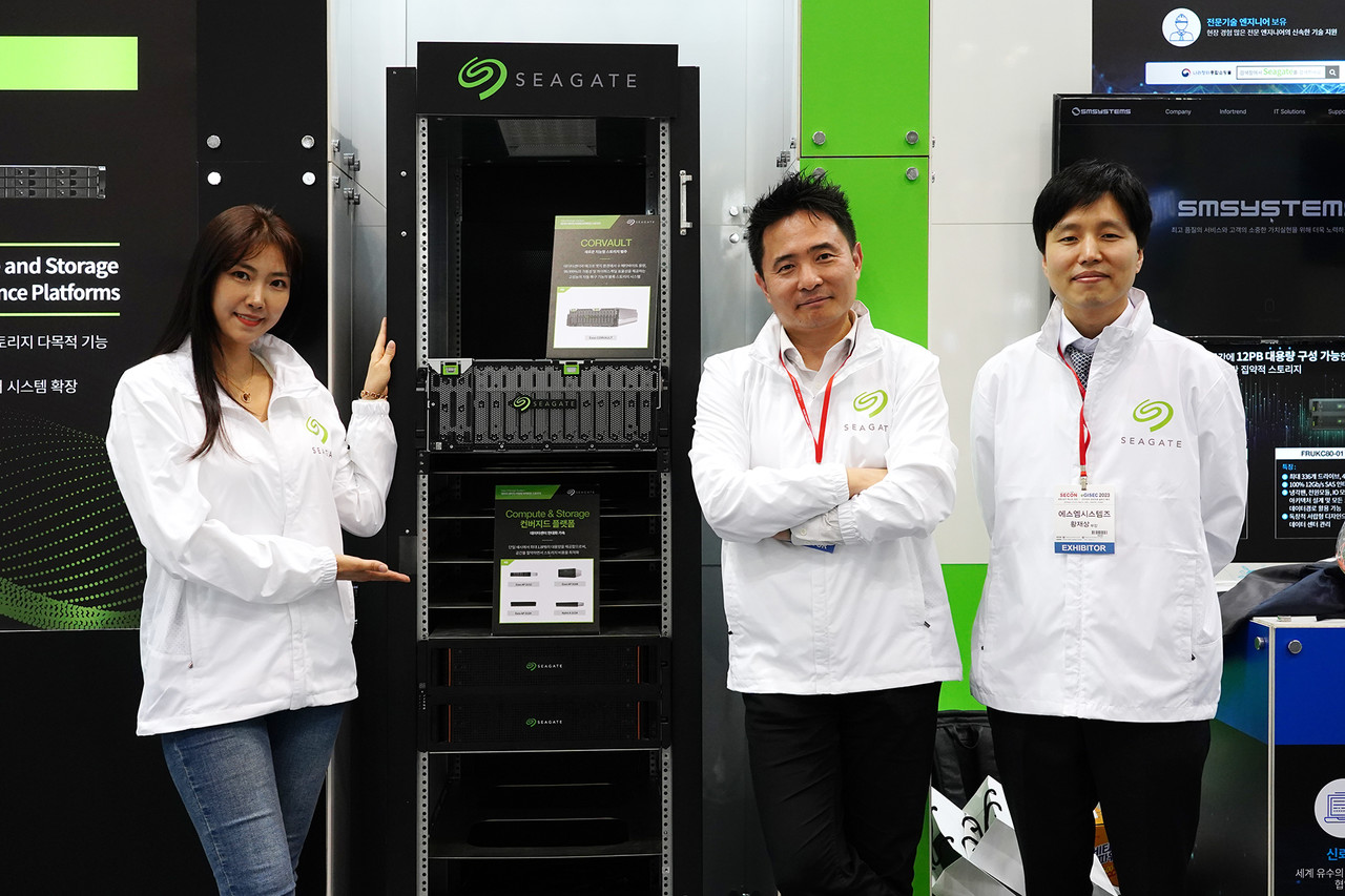 ▲ (왼쪽부터) 모델 윤선혜, 씨게이트 테크놀로지 김정균 이사, 에스엠시스템즈 황재상 부장이 '엑소스 코볼트'와 '엑소스 5U84'를 소개하고 있다