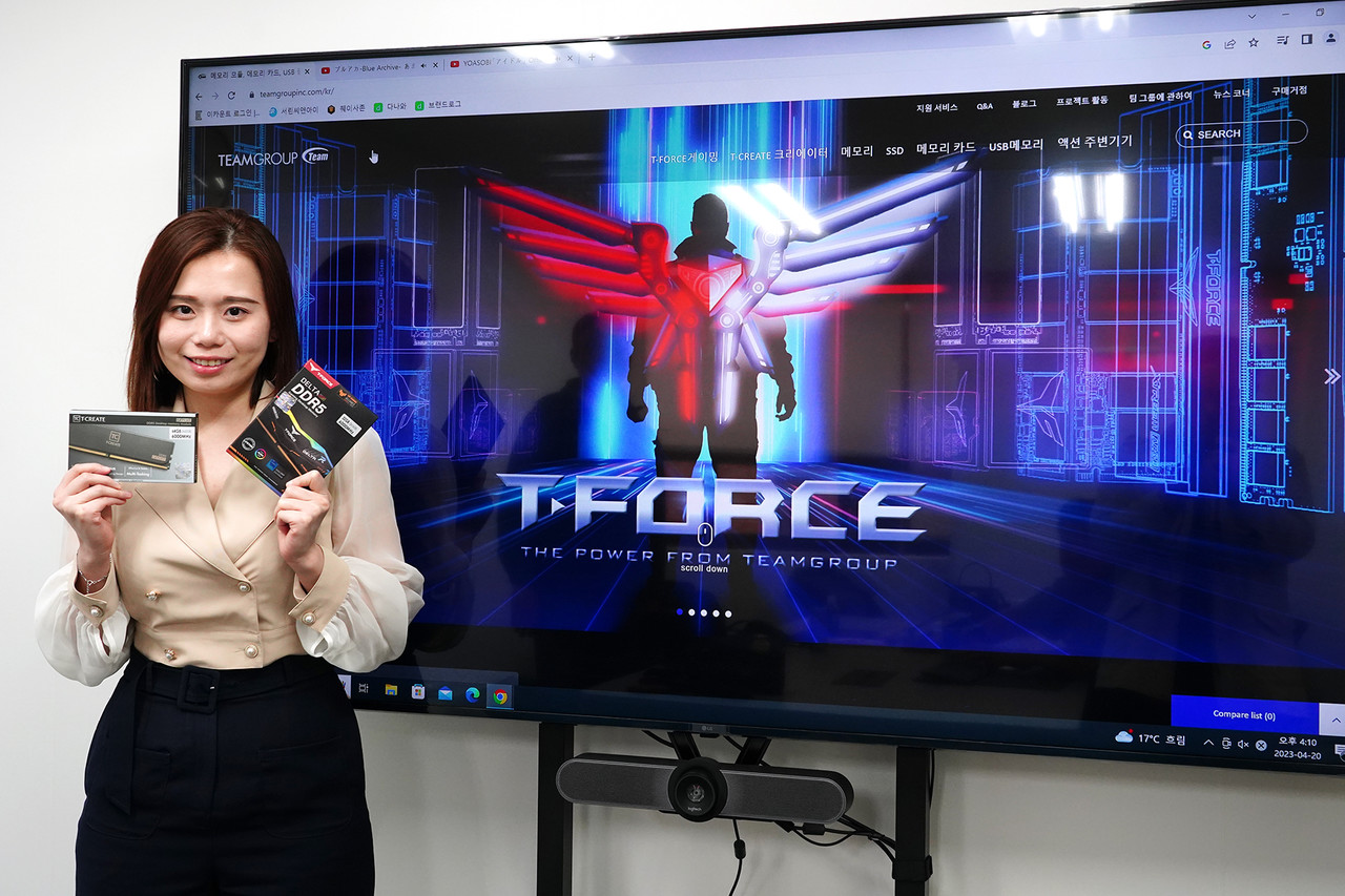 ▲ 팀그룹 본사 소속 세일즈 매니저 Joanne Huang이 주력 모델인 '티포스 DELTA RGB DDR5'와 '티크리에이트 CLASSIC DDR5'를 소개하고 있다