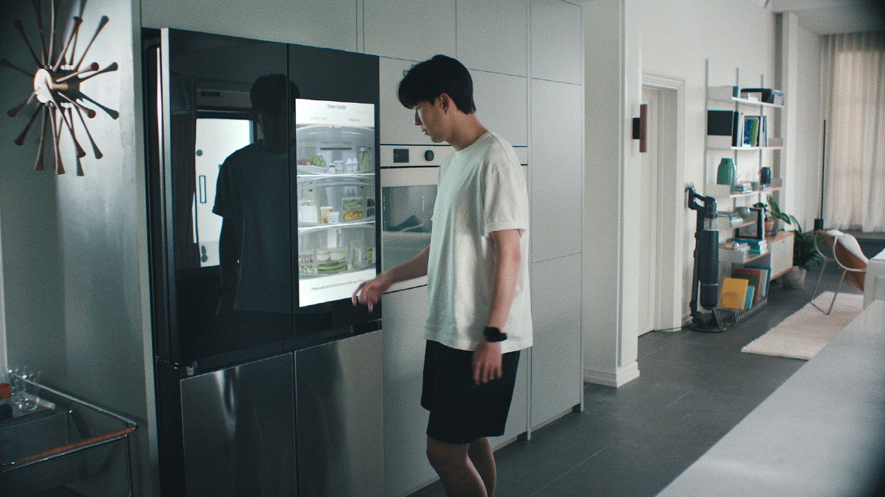 ▲ 손흥민 선수가 '스마트싱스 라이프' 캠페인 영상에서 삼성 스마트싱스에 연동된 패밀리허브 냉장고를 사용하고 있다