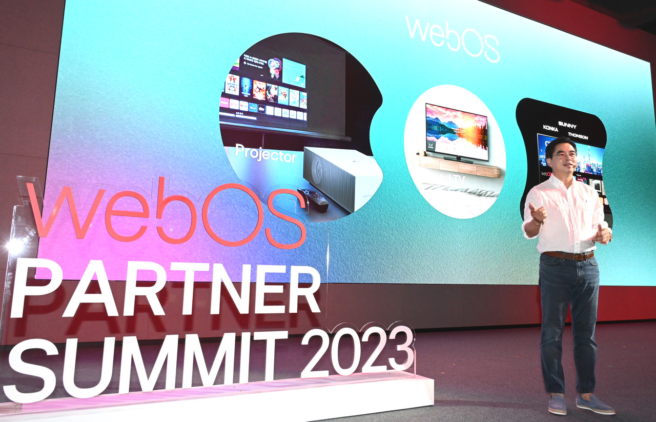 19일 서울 마곡 LG사이언스파크에서 열린 webOS 파트너 서밋(Partner Summit) 2023에서 LG전자 박형세 HE사업본부장(부사장)이 ‘미디어&엔터테인먼트 플랫폼 기업’으로의 전환을 강조하며 기조연설을 하고 있다