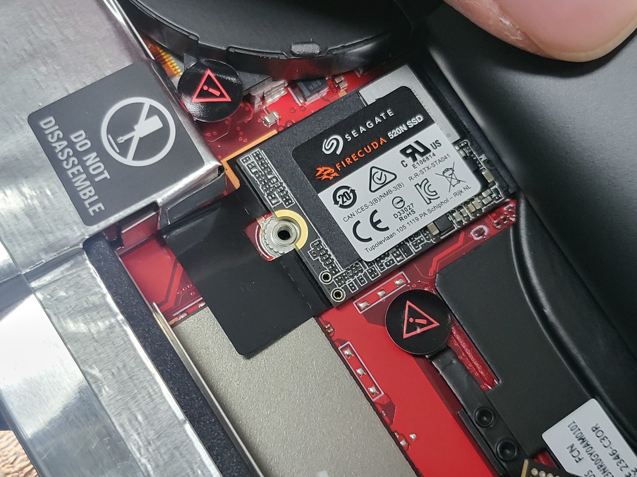 ▲ M.2 SSD를 슬롯에 설치할 때 비스듬하게 꽂고 눌러 주는 경우가 있는데, ASUS ROG Ally는 그러지 말고 수평으로 장착해야 한다.