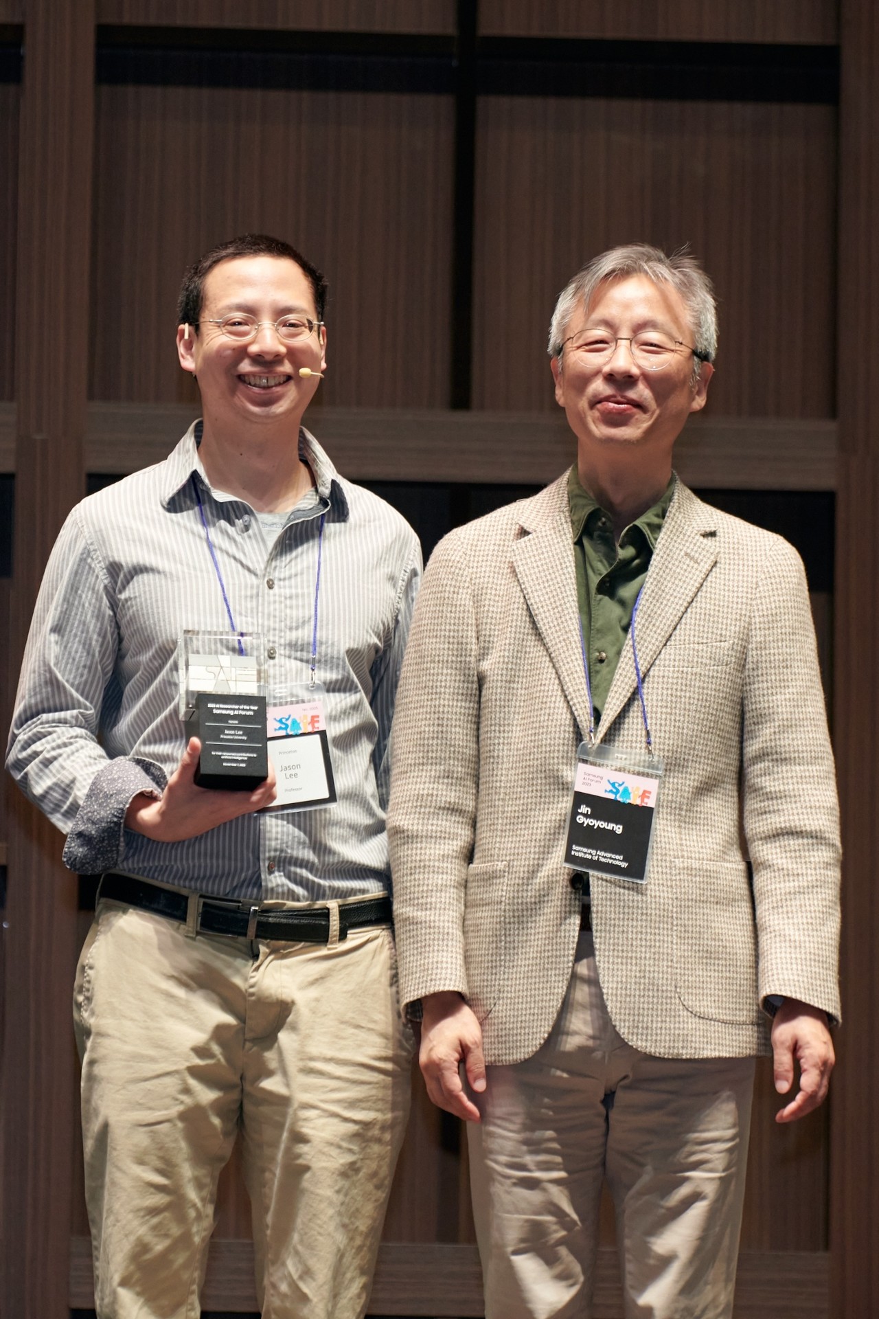 ▲ '삼성 AI 연구자상'을 수상한 미국 프린스턴 대학교 제이슨 리 교수(왼쪽)와 삼성전자 SAIT(구 종합기술원) 진교영 사장